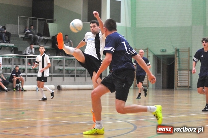 Zdjęcie w galerii na portalu naszraciborz.pl: Hit drugiej ligi dla Salonu Fryzjerskiego wiadomości z regionu