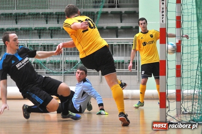 Zdjęcie w galerii na portalu naszraciborz.pl: Niedzielne spotkania w Halowej Lidze Piłki Nożnej wiadomości z regionu