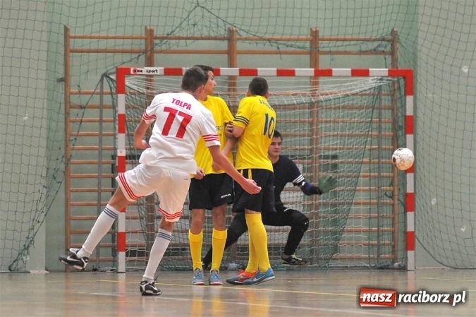 Zdjęcie w galerii na portalu naszraciborz.pl: Niedzielne spotkania w Halowej Lidze Piłki Nożnej wiadomości z regionu