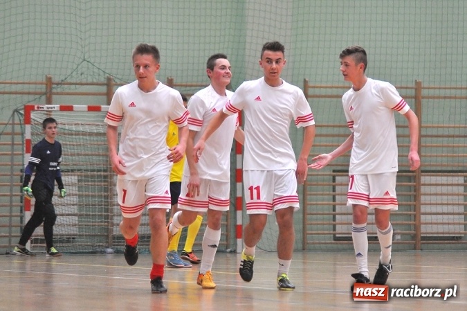 Zdjęcie w galerii na portalu naszraciborz.pl: Niedzielne spotkania w Halowej Lidze Piłki Nożnej wiadomości z regionu