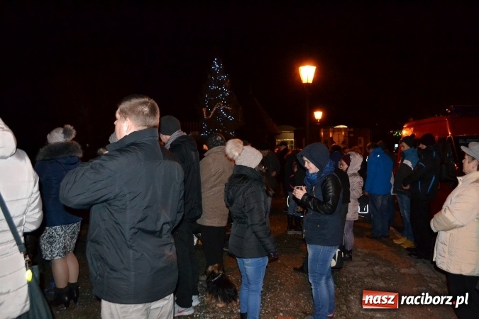 Zdjęcie w galerii na portalu naszraciborz.pl: Uroczyste rozświetlenie choinki w Kuźni Raciborskiej wiadomości z regionu