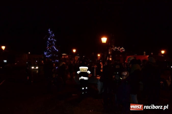 Zdjęcie w galerii na portalu naszraciborz.pl: Uroczyste rozświetlenie choinki w Kuźni Raciborskiej wiadomości z regionu