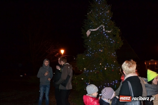Zdjęcie w galerii na portalu naszraciborz.pl: Uroczyste rozświetlenie choinki w Kuźni Raciborskiej wiadomości z regionu