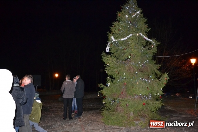 Zdjęcie w galerii na portalu naszraciborz.pl: Uroczyste rozświetlenie choinki w Kuźni Raciborskiej wiadomości z regionu