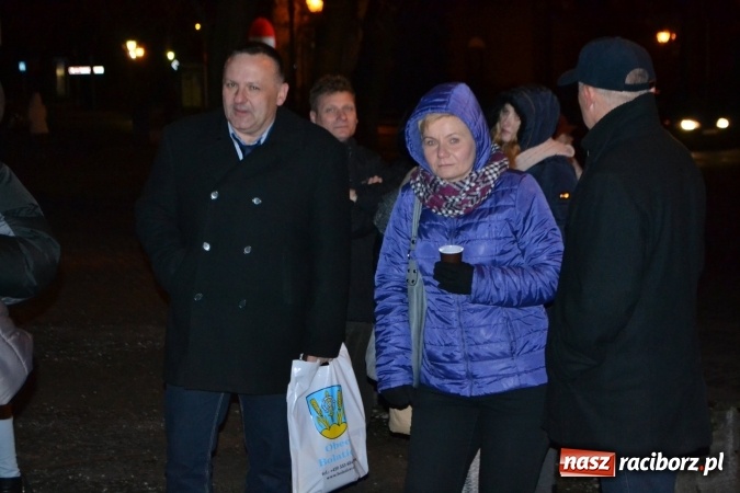 Zdjęcie w galerii na portalu naszraciborz.pl: Uroczyste rozświetlenie choinki w Kuźni Raciborskiej wiadomości z regionu