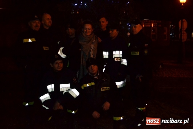 Zdjęcie w galerii na portalu naszraciborz.pl: Uroczyste rozświetlenie choinki w Kuźni Raciborskiej wiadomości z regionu