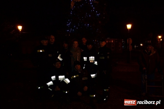 Zdjęcie w galerii na portalu naszraciborz.pl: Uroczyste rozświetlenie choinki w Kuźni Raciborskiej wiadomości z regionu