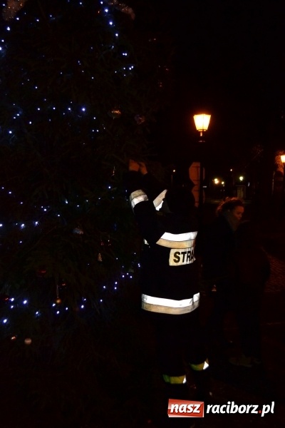 Zdjęcie w galerii na portalu naszraciborz.pl: Uroczyste rozświetlenie choinki w Kuźni Raciborskiej wiadomości z regionu