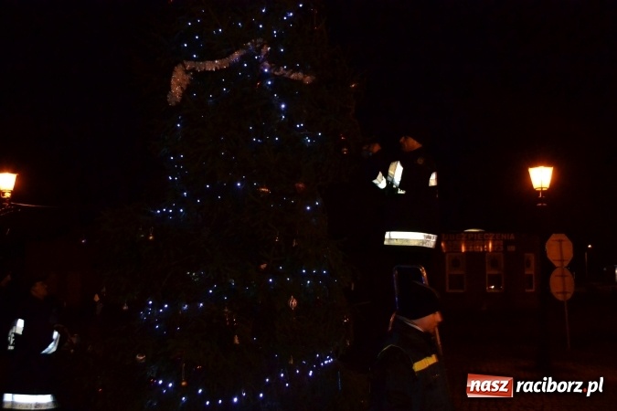 Zdjęcie w galerii na portalu naszraciborz.pl: Uroczyste rozświetlenie choinki w Kuźni Raciborskiej wiadomości z regionu