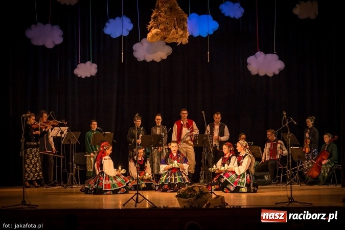 Zdjęcie w galerii na portalu naszraciborz.pl: Świąteczny koncert zespołów SKZR Źródło. Jak zawsze pięknie tańcowali, dziś dla Judyty wiadomości z regionu