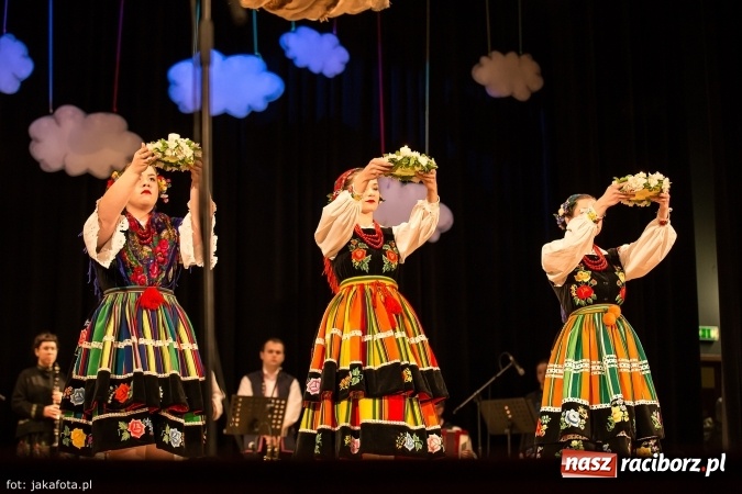 Zdjęcie w galerii na portalu naszraciborz.pl: Świąteczny koncert zespołów SKZR Źródło. Jak zawsze pięknie tańcowali, dziś dla Judyty wiadomości z regionu