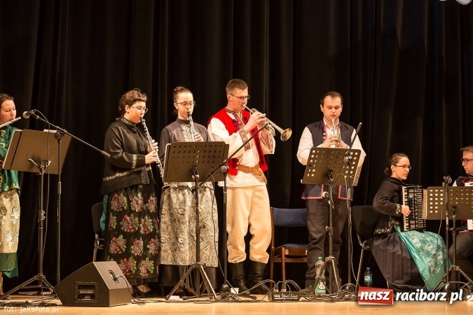 Zdjęcie w galerii na portalu naszraciborz.pl: Świąteczny koncert zespołów SKZR Źródło. Jak zawsze pięknie tańcowali, dziś dla Judyty wiadomości z regionu