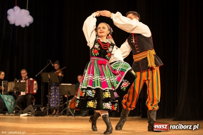 Zdjęcie w galerii na portalu naszraciborz.pl: Świąteczny koncert zespołów SKZR Źródło. Jak zawsze pięknie tańcowali, dziś dla Judyty wiadomości z regionu