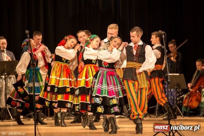 Zdjęcie w galerii na portalu naszraciborz.pl: Świąteczny koncert zespołów SKZR Źródło. Jak zawsze pięknie tańcowali, dziś dla Judyty wiadomości z regionu