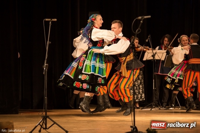 Zdjęcie w galerii na portalu naszraciborz.pl: Świąteczny koncert zespołów SKZR Źródło. Jak zawsze pięknie tańcowali, dziś dla Judyty wiadomości z regionu