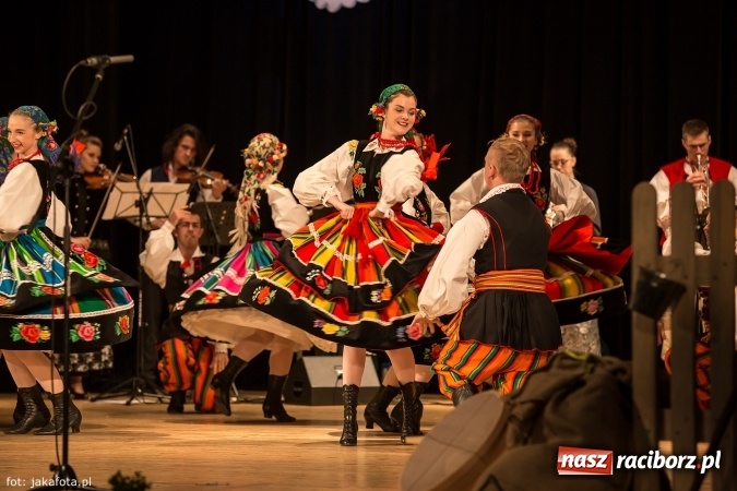 Zdjęcie w galerii na portalu naszraciborz.pl: Świąteczny koncert zespołów SKZR Źródło. Jak zawsze pięknie tańcowali, dziś dla Judyty wiadomości z regionu