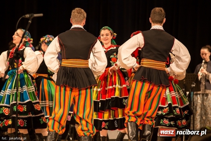 Zdjęcie w galerii na portalu naszraciborz.pl: Świąteczny koncert zespołów SKZR Źródło. Jak zawsze pięknie tańcowali, dziś dla Judyty wiadomości z regionu