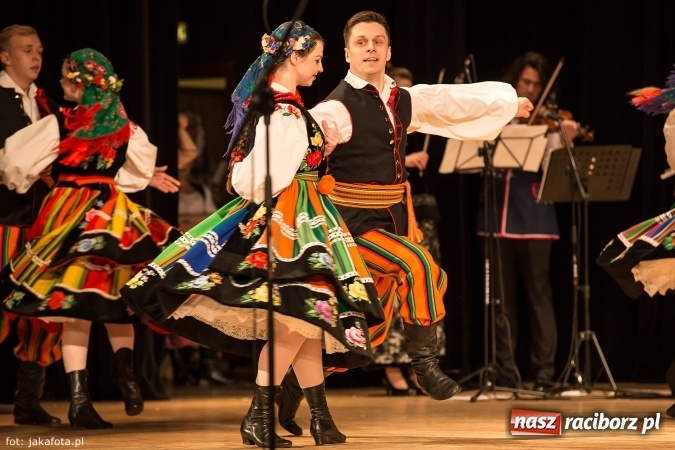 Zdjęcie w galerii na portalu naszraciborz.pl: Świąteczny koncert zespołów SKZR Źródło. Jak zawsze pięknie tańcowali, dziś dla Judyty wiadomości z regionu