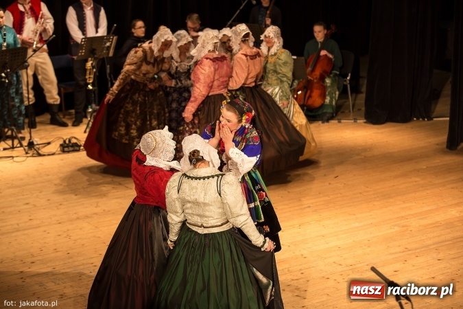 Zdjęcie w galerii na portalu naszraciborz.pl: Świąteczny koncert zespołów SKZR Źródło. Jak zawsze pięknie tańcowali, dziś dla Judyty wiadomości z regionu