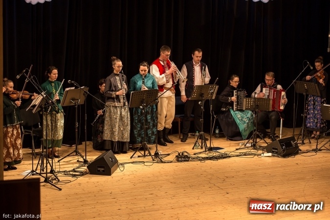 Zdjęcie w galerii na portalu naszraciborz.pl: Świąteczny koncert zespołów SKZR Źródło. Jak zawsze pięknie tańcowali, dziś dla Judyty wiadomości z regionu