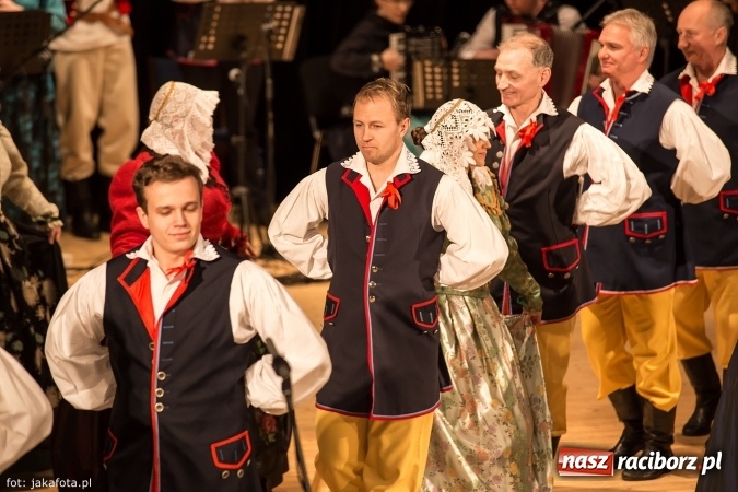 Zdjęcie w galerii na portalu naszraciborz.pl: Świąteczny koncert zespołów SKZR Źródło. Jak zawsze pięknie tańcowali, dziś dla Judyty wiadomości z regionu