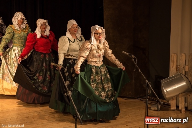 Zdjęcie w galerii na portalu naszraciborz.pl: Świąteczny koncert zespołów SKZR Źródło. Jak zawsze pięknie tańcowali, dziś dla Judyty wiadomości z regionu