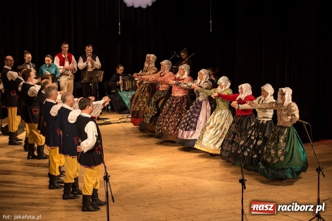 Zdjęcie w galerii na portalu naszraciborz.pl: Świąteczny koncert zespołów SKZR Źródło. Jak zawsze pięknie tańcowali, dziś dla Judyty wiadomości z regionu