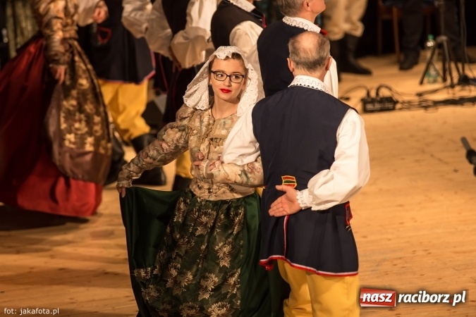 Zdjęcie w galerii na portalu naszraciborz.pl: Świąteczny koncert zespołów SKZR Źródło. Jak zawsze pięknie tańcowali, dziś dla Judyty wiadomości z regionu