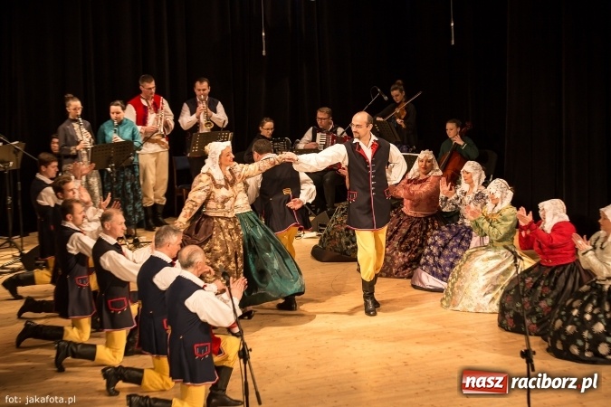 Zdjęcie w galerii na portalu naszraciborz.pl: Świąteczny koncert zespołów SKZR Źródło. Jak zawsze pięknie tańcowali, dziś dla Judyty wiadomości z regionu