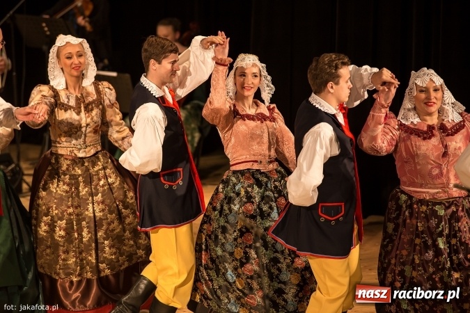 Zdjęcie w galerii na portalu naszraciborz.pl: Świąteczny koncert zespołów SKZR Źródło. Jak zawsze pięknie tańcowali, dziś dla Judyty wiadomości z regionu