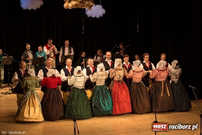 Zdjęcie w galerii na portalu naszraciborz.pl: Świąteczny koncert zespołów SKZR Źródło. Jak zawsze pięknie tańcowali, dziś dla Judyty wiadomości z regionu