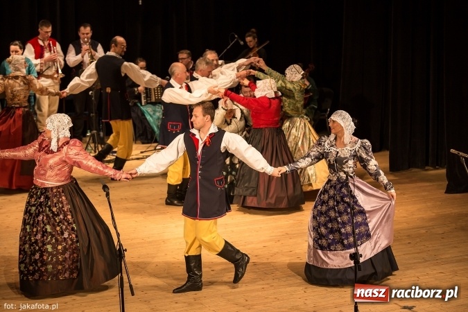 Zdjęcie w galerii na portalu naszraciborz.pl: Świąteczny koncert zespołów SKZR Źródło. Jak zawsze pięknie tańcowali, dziś dla Judyty wiadomości z regionu