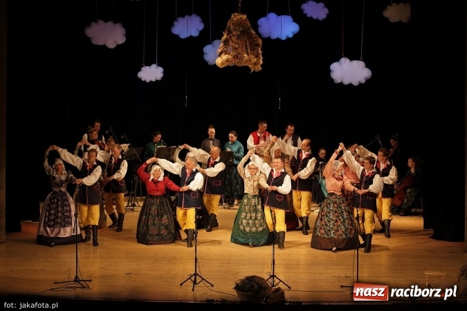 Zdjęcie w galerii na portalu naszraciborz.pl: Świąteczny koncert zespołów SKZR Źródło. Jak zawsze pięknie tańcowali, dziś dla Judyty wiadomości z regionu
