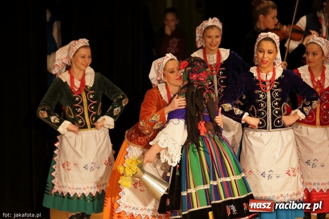 Zdjęcie w galerii na portalu naszraciborz.pl: Świąteczny koncert zespołów SKZR Źródło. Jak zawsze pięknie tańcowali, dziś dla Judyty wiadomości z regionu