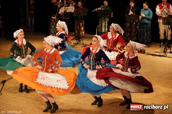 Zdjęcie w galerii na portalu naszraciborz.pl: Świąteczny koncert zespołów SKZR Źródło. Jak zawsze pięknie tańcowali, dziś dla Judyty wiadomości z regionu