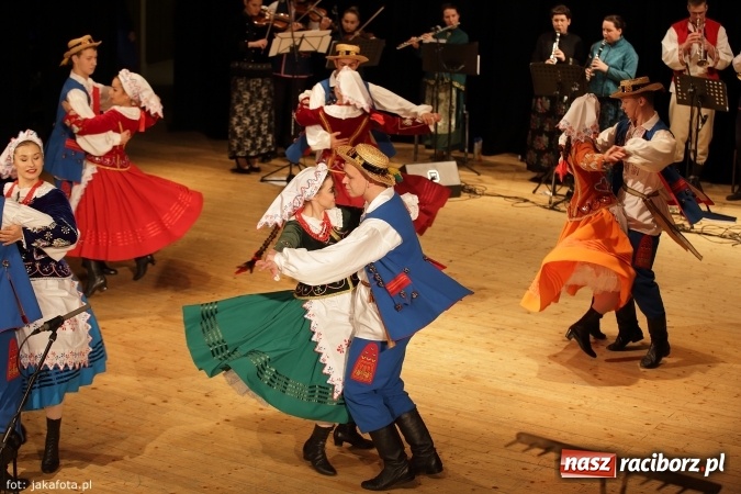 Zdjęcie w galerii na portalu naszraciborz.pl: Świąteczny koncert zespołów SKZR Źródło. Jak zawsze pięknie tańcowali, dziś dla Judyty wiadomości z regionu