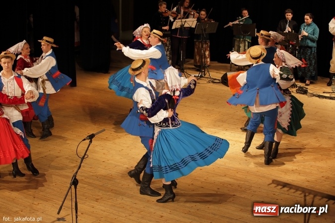 Zdjęcie w galerii na portalu naszraciborz.pl: Świąteczny koncert zespołów SKZR Źródło. Jak zawsze pięknie tańcowali, dziś dla Judyty wiadomości z regionu
