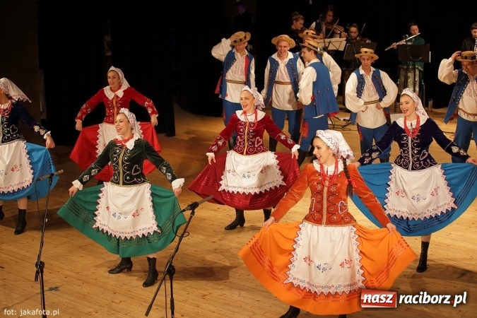 Zdjęcie w galerii na portalu naszraciborz.pl: Świąteczny koncert zespołów SKZR Źródło. Jak zawsze pięknie tańcowali, dziś dla Judyty wiadomości z regionu