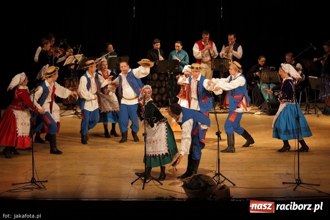 Zdjęcie w galerii na portalu naszraciborz.pl: Świąteczny koncert zespołów SKZR Źródło. Jak zawsze pięknie tańcowali, dziś dla Judyty wiadomości z regionu
