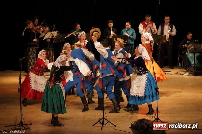 Zdjęcie w galerii na portalu naszraciborz.pl: Świąteczny koncert zespołów SKZR Źródło. Jak zawsze pięknie tańcowali, dziś dla Judyty wiadomości z regionu