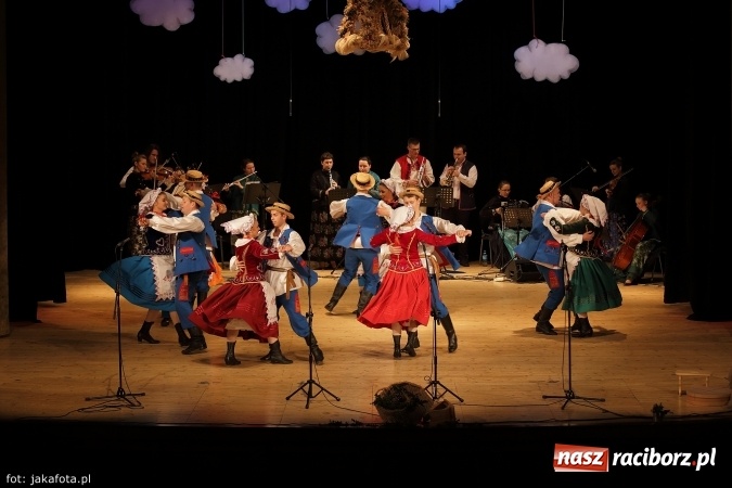 Zdjęcie w galerii na portalu naszraciborz.pl: Świąteczny koncert zespołów SKZR Źródło. Jak zawsze pięknie tańcowali, dziś dla Judyty wiadomości z regionu