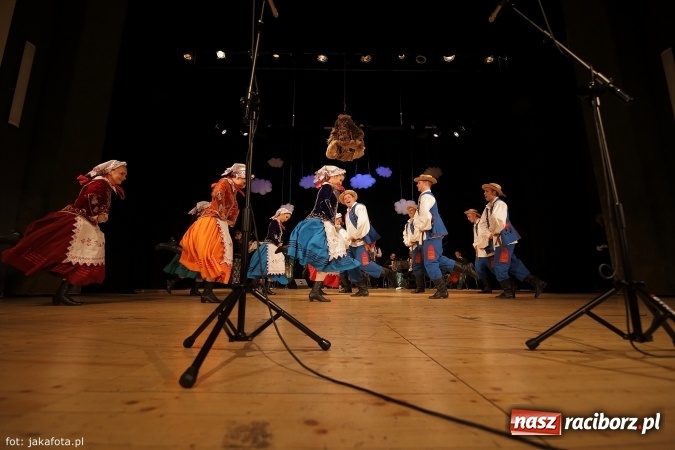 Zdjęcie w galerii na portalu naszraciborz.pl: Świąteczny koncert zespołów SKZR Źródło. Jak zawsze pięknie tańcowali, dziś dla Judyty wiadomości z regionu