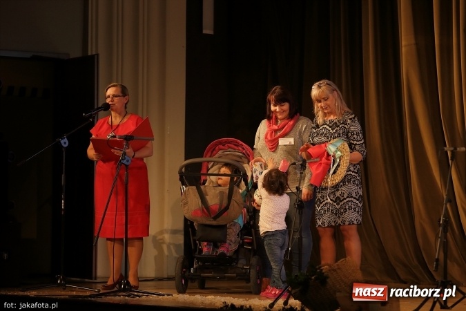 Zdjęcie w galerii na portalu naszraciborz.pl: Świąteczny koncert zespołów SKZR Źródło. Jak zawsze pięknie tańcowali, dziś dla Judyty wiadomości z regionu