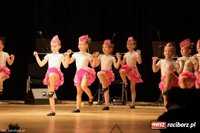 Zdjęcie w galerii na portalu naszraciborz.pl: Świąteczny koncert zespołów SKZR Źródło. Jak zawsze pięknie tańcowali, dziś dla Judyty wiadomości z regionu