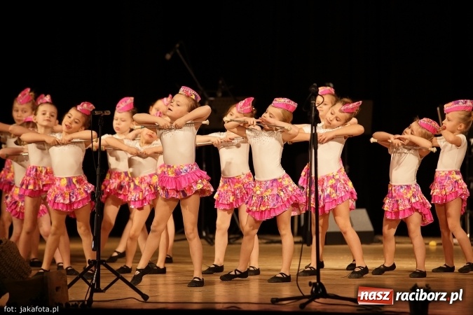 Zdjęcie w galerii na portalu naszraciborz.pl: Świąteczny koncert zespołów SKZR Źródło. Jak zawsze pięknie tańcowali, dziś dla Judyty wiadomości z regionu