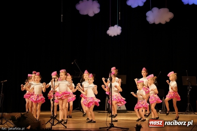 Zdjęcie w galerii na portalu naszraciborz.pl: Świąteczny koncert zespołów SKZR Źródło. Jak zawsze pięknie tańcowali, dziś dla Judyty wiadomości z regionu