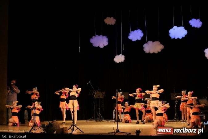 Zdjęcie w galerii na portalu naszraciborz.pl: Świąteczny koncert zespołów SKZR Źródło. Jak zawsze pięknie tańcowali, dziś dla Judyty wiadomości z regionu