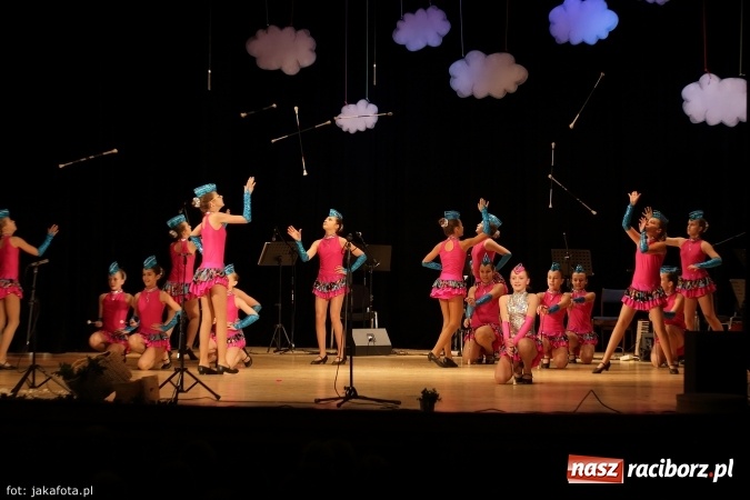 Zdjęcie w galerii na portalu naszraciborz.pl: Świąteczny koncert zespołów SKZR Źródło. Jak zawsze pięknie tańcowali, dziś dla Judyty wiadomości z regionu