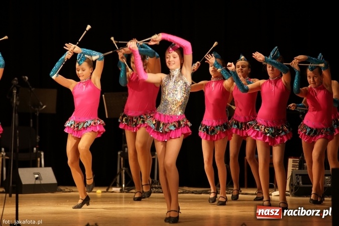 Zdjęcie w galerii na portalu naszraciborz.pl: Świąteczny koncert zespołów SKZR Źródło. Jak zawsze pięknie tańcowali, dziś dla Judyty wiadomości z regionu