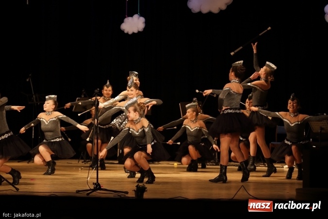 Zdjęcie w galerii na portalu naszraciborz.pl: Świąteczny koncert zespołów SKZR Źródło. Jak zawsze pięknie tańcowali, dziś dla Judyty wiadomości z regionu